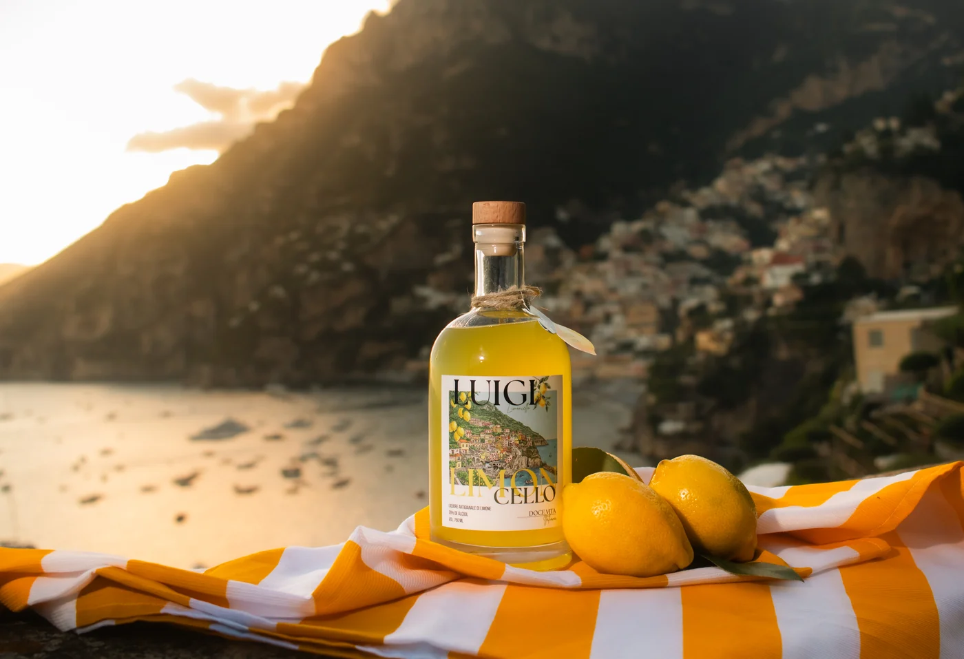 Garrafa de Luigi Limoncello com limões sicilianos, ao pôr do sol na Costa Amalfitana